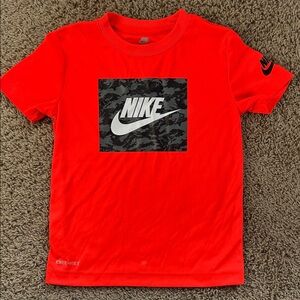 Nike Kids bright orange Camo Graphic Tee